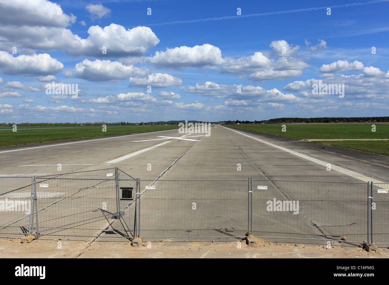 La piste désaffectée, l'Aéroport Schoenefeld de Berlin, Germany, Europe Banque D'Images