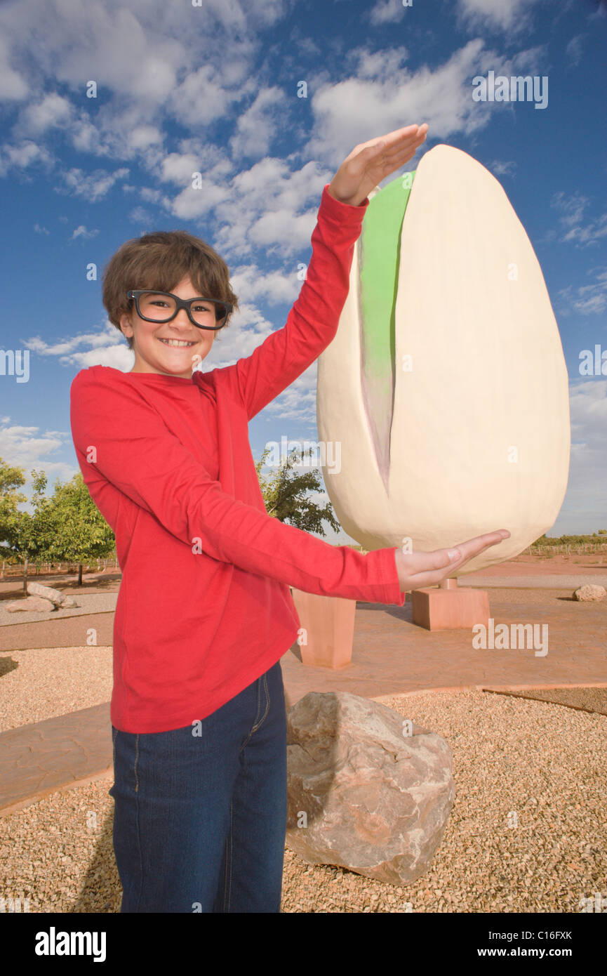 Plus grande sculpture d'une pistache à McGinn's Ranch Pistachier, Arena Blanca Winery, Alamogordo, Nouveau Mexique. Banque D'Images