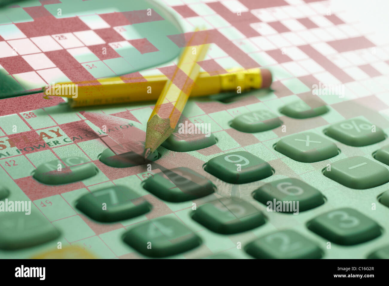 Avec calculatrice crayons sur mots croisés Banque D'Images