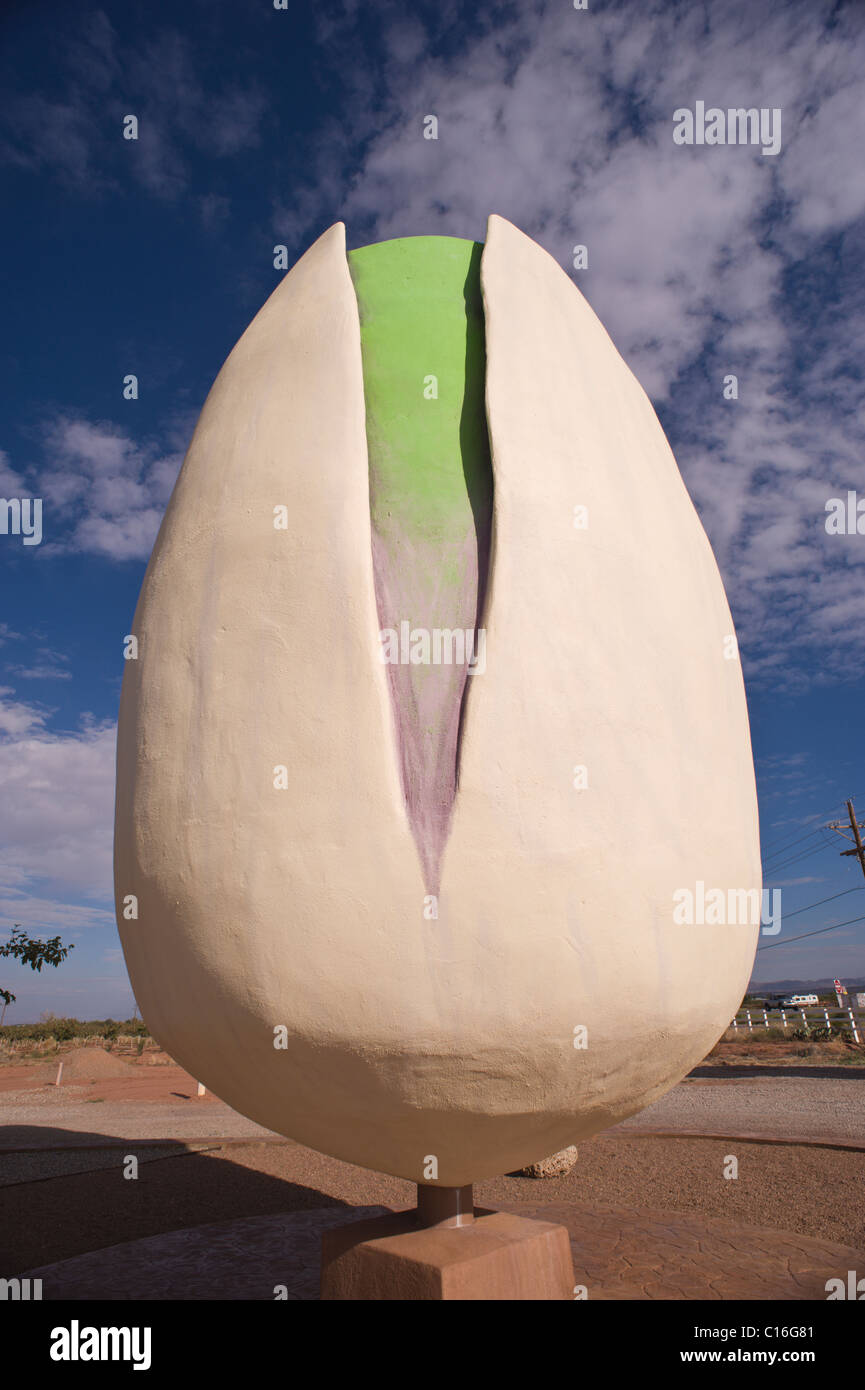 Plus grande sculpture d'une pistache à McGinn's Ranch Pistachier, Arena Blanca Winery, Alamogordo, Nouveau Mexique. Banque D'Images