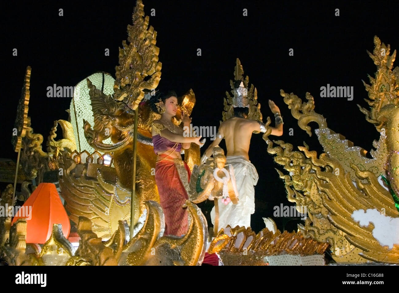 Un Thai man & woman wearing costumes colorés sont la danse sur un flotteur à la Loi Krathong Festival parade à Chiang Mai, Thaïlande. Banque D'Images