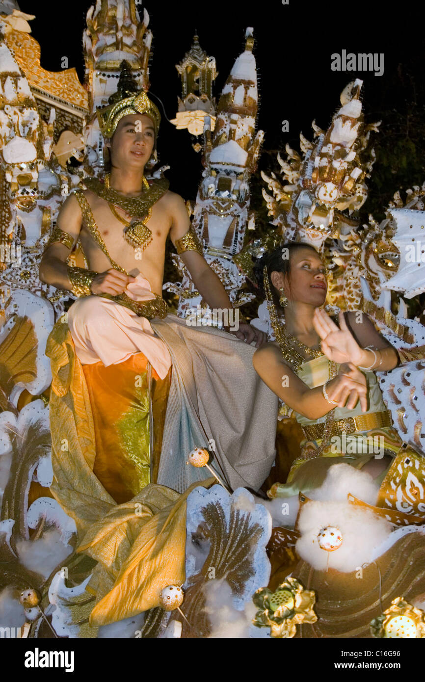 Un Thai man & woman wearing costumes colorés sont à cheval sur un flotteur à la Loi Krathong Festival parade à Chiang Mai, Thaïlande. Banque D'Images