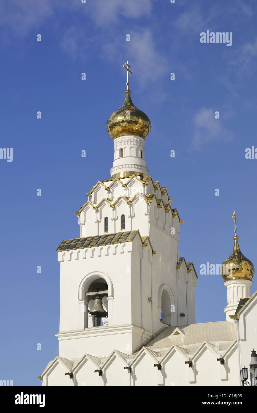 En vertu de l'Église Orthodoxe lumineux ciel bleu clair ; Tous les Saints de l'Église orthodoxe de Minsk, Biélorussie Banque D'Images