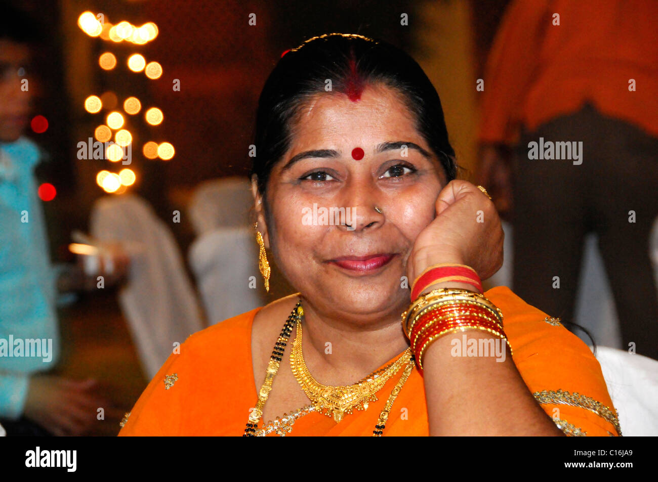 Portrait d'une femme indienne à un mariage, Agra, Rajasthan, Inde du Nord, l'Asie Banque D'Images