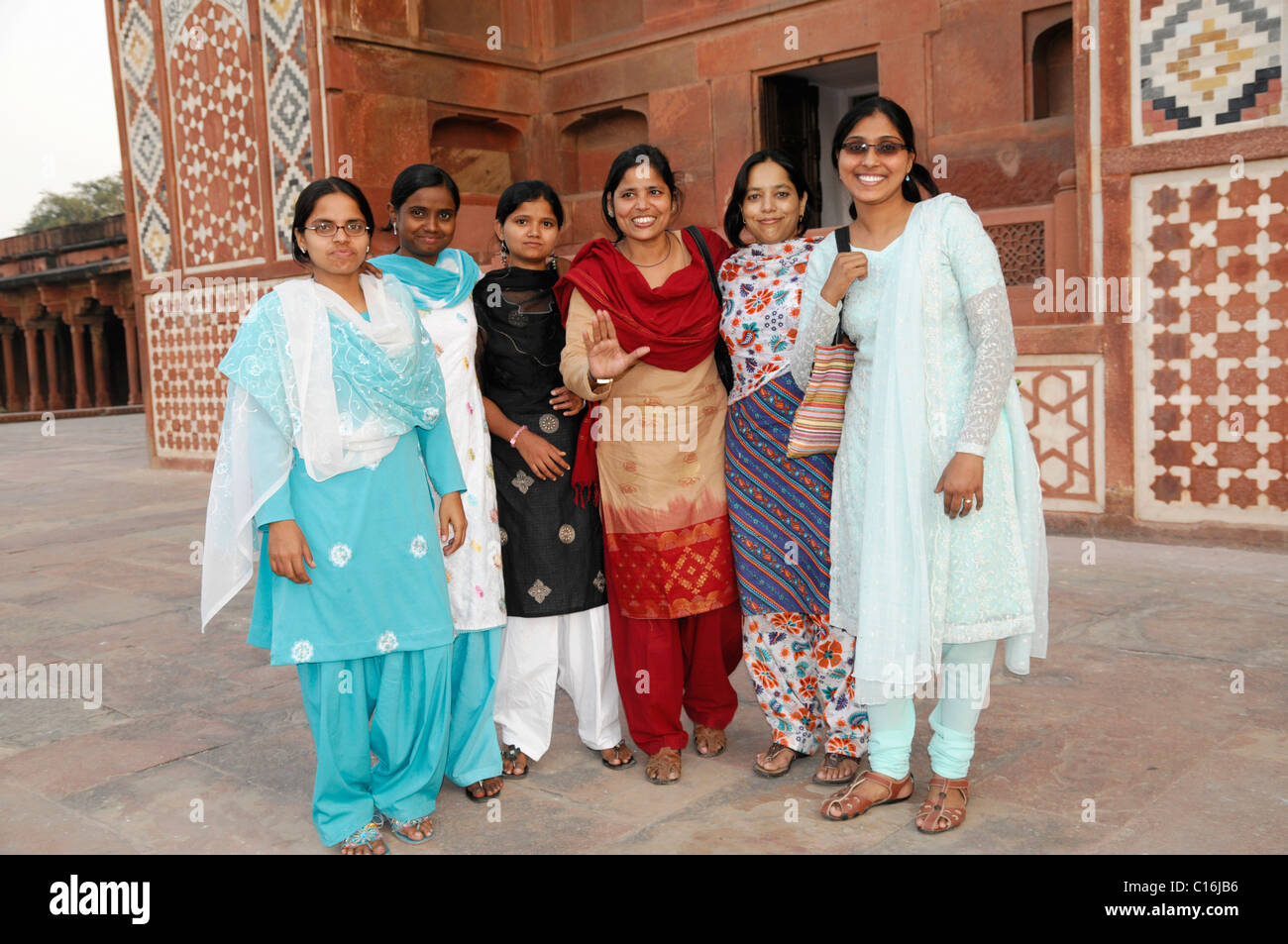 Les jeunes femmes indiennes visiter le tombeau d'Akbar à Sikandra, Agra, Rajasthan, Inde du Nord, l'Asie Banque D'Images