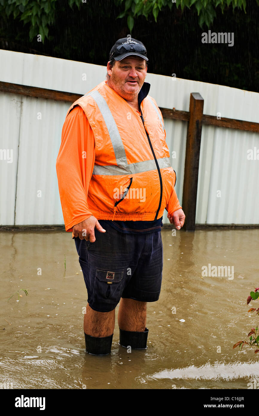 Les crues éclair dans la ville de Ballarat Victoria Australie.Un travailleur du Conseil offre une aide financière pour aider à protéger les maisons. Banque D'Images