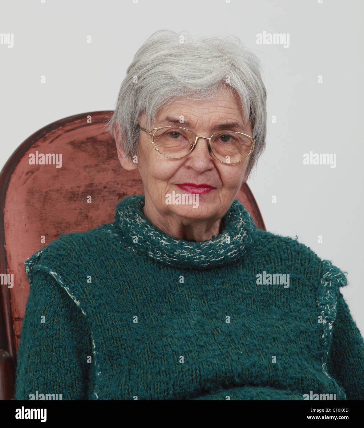 Portrait d'une vieille femme sur un arrière-plan gris Banque D'Images