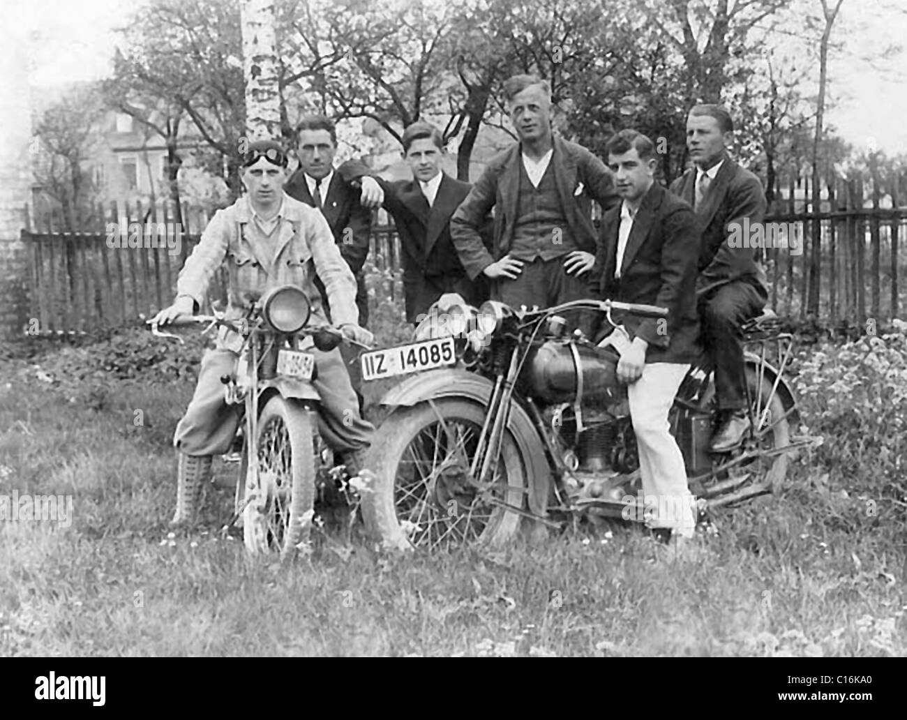 Photographie historique, un groupe de personnes autour d'une Harley Banque D'Images