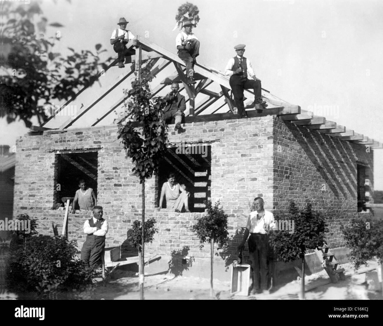 Photographie historique, cérémonie de la toiture dans les années 30 Banque D'Images