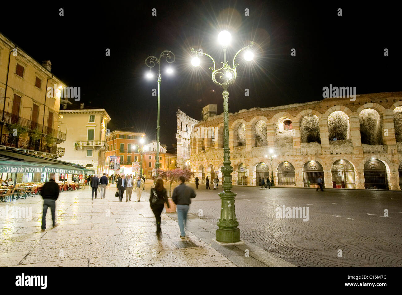 La Piazza Bra et Arena di Verona, centre historique de Vérone, Italie, Europe Banque D'Images