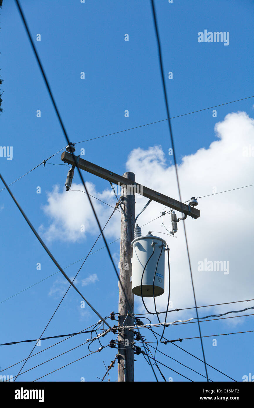 Les lignes électriques et les nuages dans le ciel bleu Banque D'Images