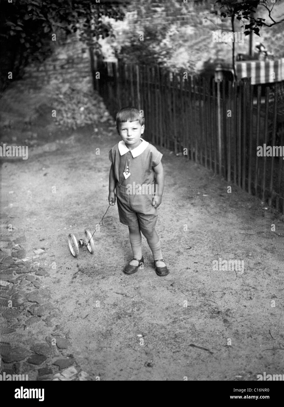Photographie historique, enfant avec jouet, années 30 Banque D'Images