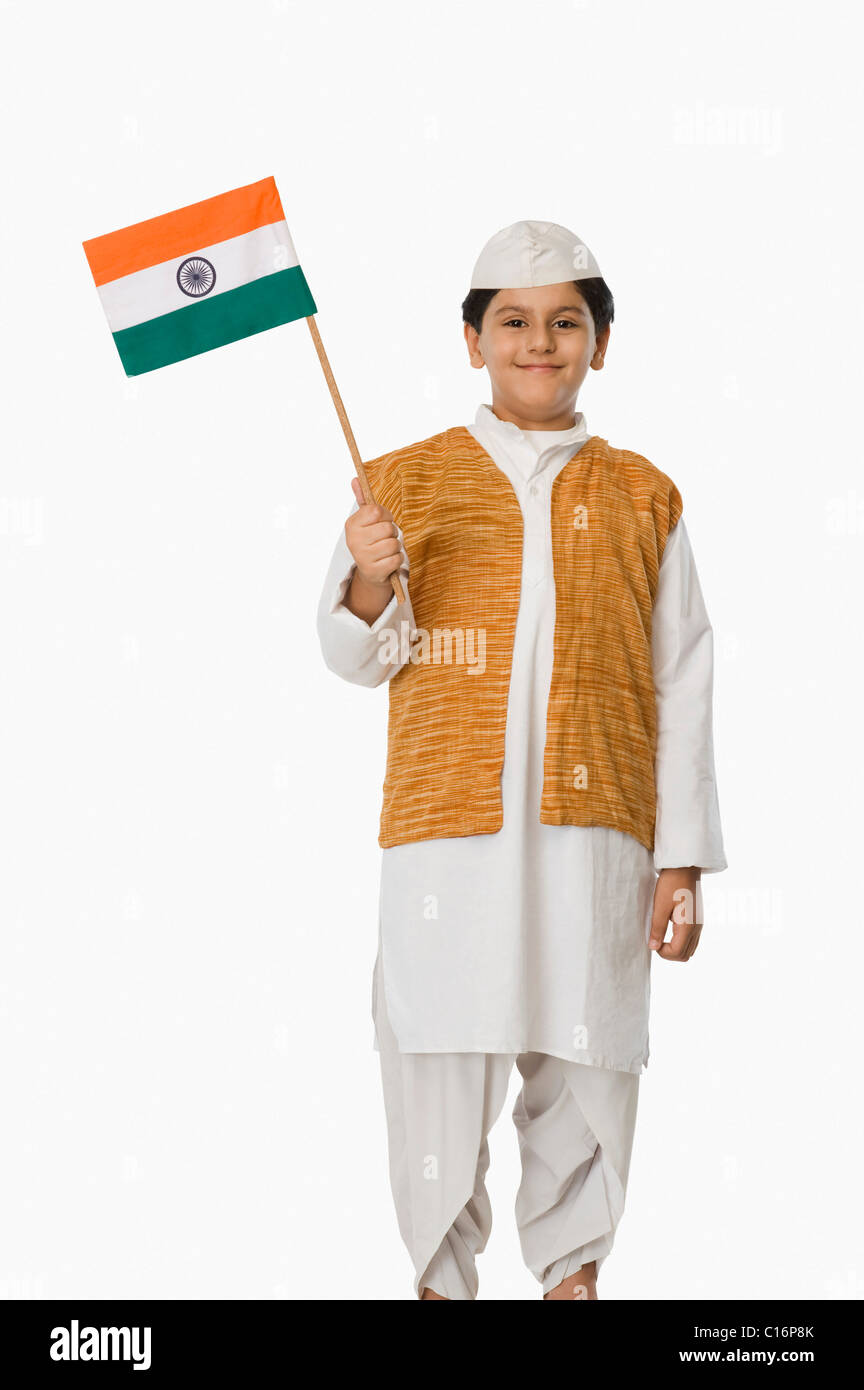 Garçon en costume de politicien tenant un drapeau indien Banque D'Images