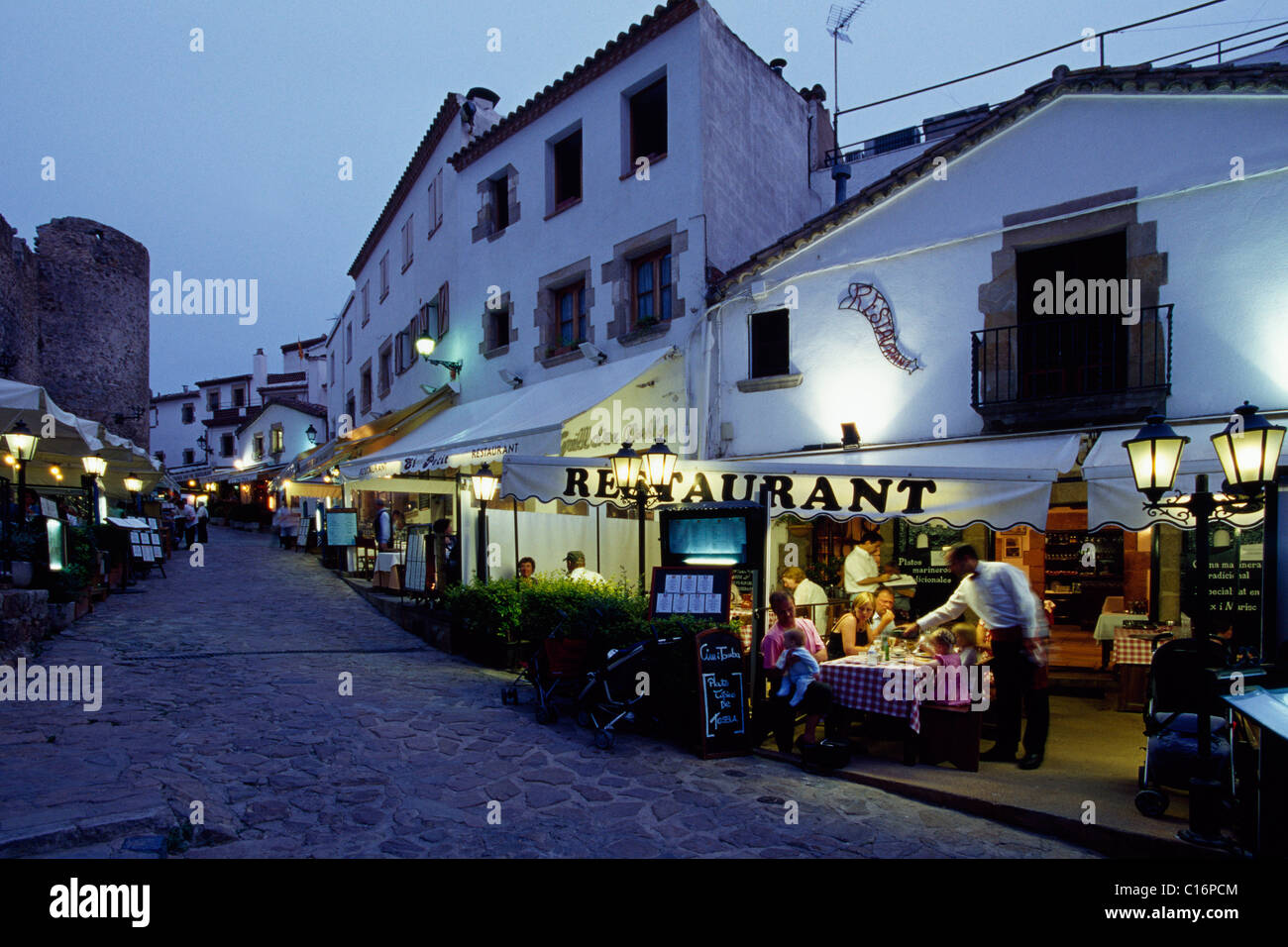 Restaurants dans la ville de Tossa de Mar, Costa Brava, Catalogne, Espagne, Europe Banque D'Images