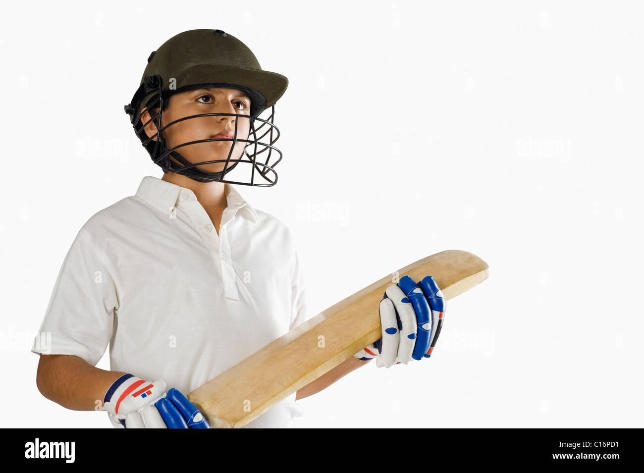 Garçon en uniforme de cricket tenant un cricket Banque D'Images