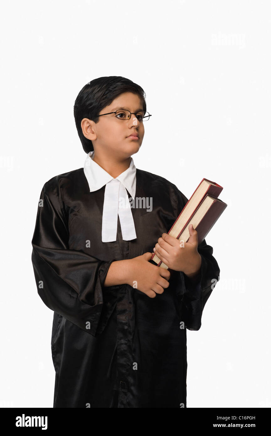Garçon dans l'uniforme de l'avocat holding books Banque D'Images