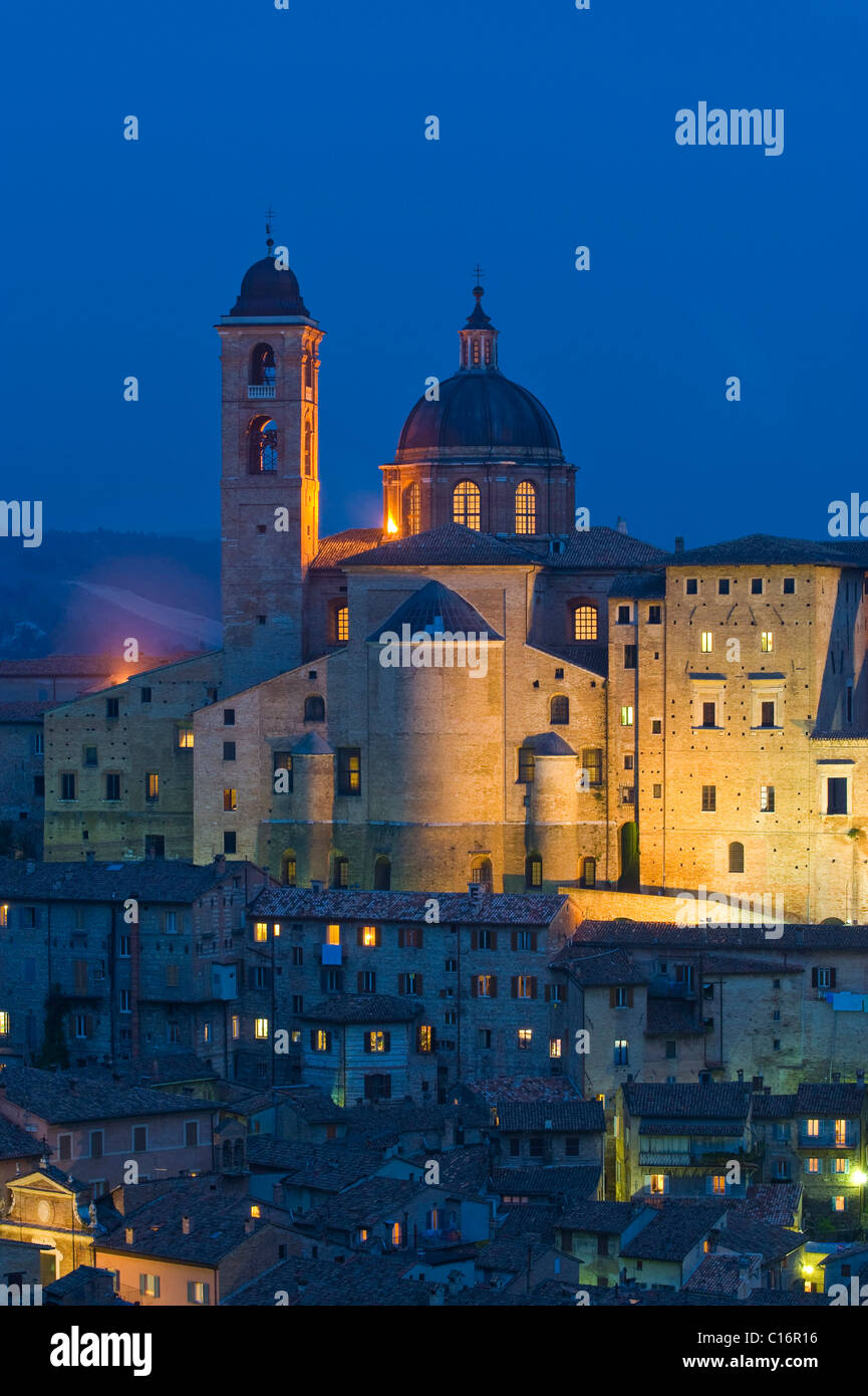 Vue de la ville avec la Cathédrale et le Palazzo Ducale, au crépuscule, Urbino, Marches, Italie, Europe Banque D'Images