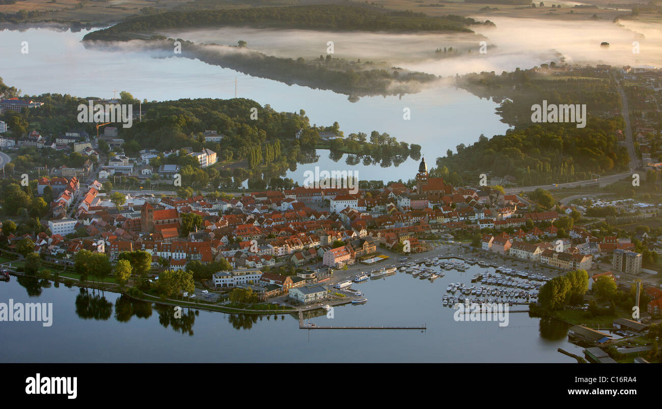 Photographie aérienne, promenade du port, le lac, le lac de Feisneck Koelpin, Waren Mueritz,, Mecklembourg-Poméranie-Occidentale, Allemagne, Europe Banque D'Images