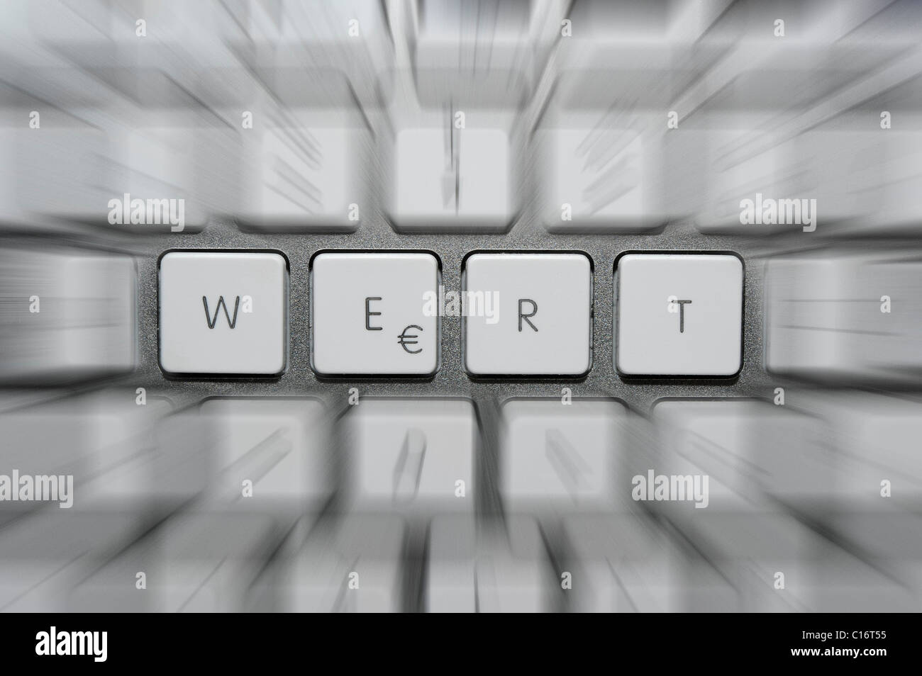 'Lettrage WERT', l'allemand pour 'valeur', avec EURO-symbole sur un clavier, une image symbolique Banque D'Images