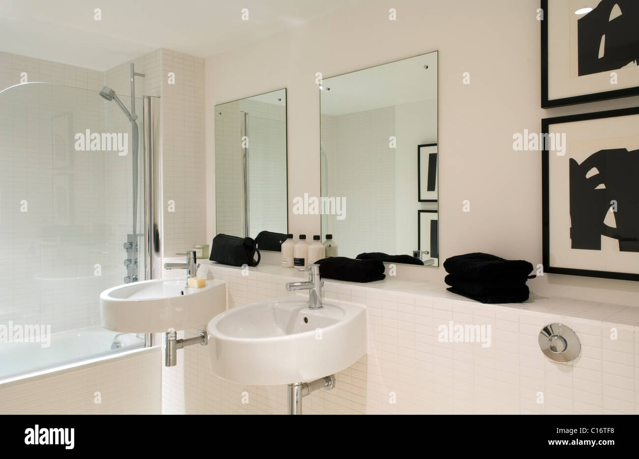 Salle de bains moderne blanc avec double vasque et miroir Banque D'Images