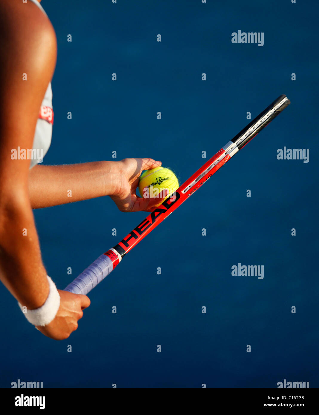 Tennis player a propos de servir. Banque D'Images