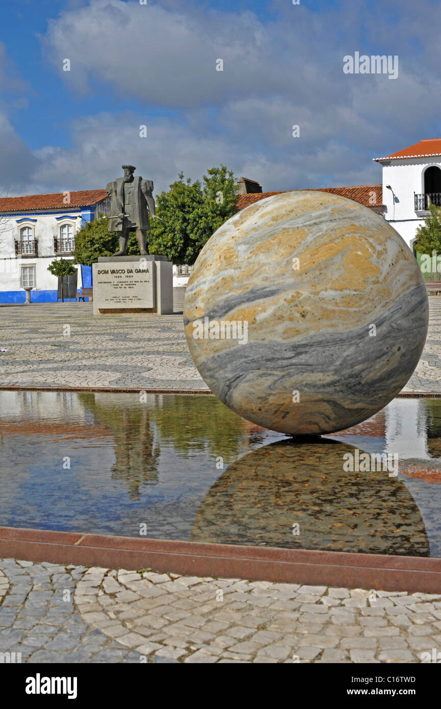 Dispositif de l'eau et de la statue de l'explorateur Dom Vasco da Gama en un carré à Vidigueira dans la région de l'Alentejo du Portugal Banque D'Images
