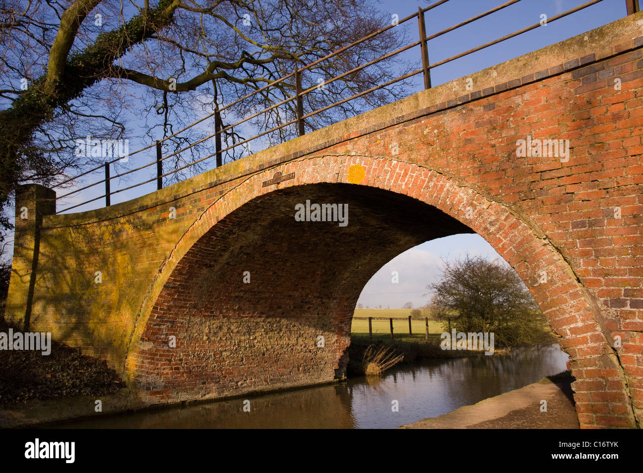 Vieux pont de briques sur la ligne de Leicester du Grand Union Canal près de Foxton Locks Market Harborough, Leicestershire Banque D'Images