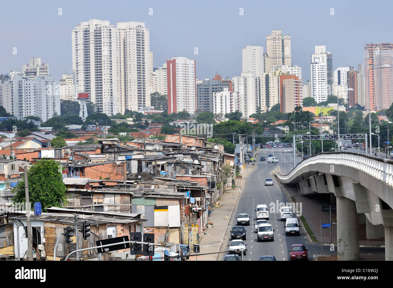 Favela Paraisópolis devant les gratte-ciel modernes, contraste, district de Morumbi, Sao Paulo, Brésil, Amérique du Sud Banque D'Images