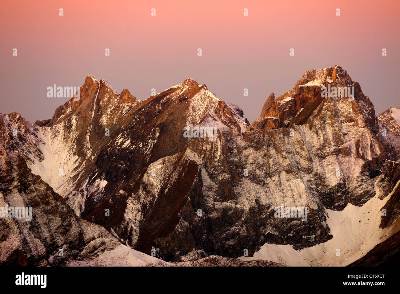 La neige des sommets alpins au lever du soleil, Gramais, Lechtal, Reutte, Tyrol, Autriche, Europe Banque D'Images