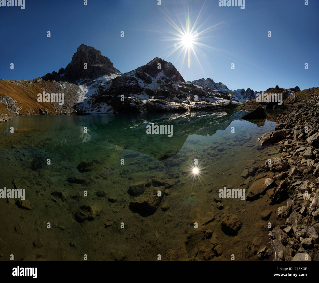 Lac de montagne avec la mise en miroir soleil en face de sommets alpins, Lac, Guffel Gramais, Lechtal, Reutte, Autriche, Europe Banque D'Images