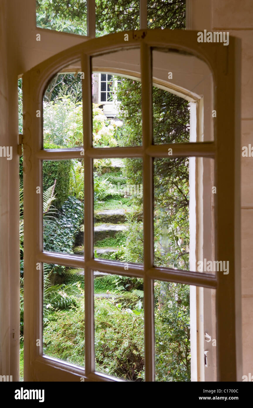 Voir à travers les carreaux de verre porte à jardin envahi par la Photo  Stock - Alamy