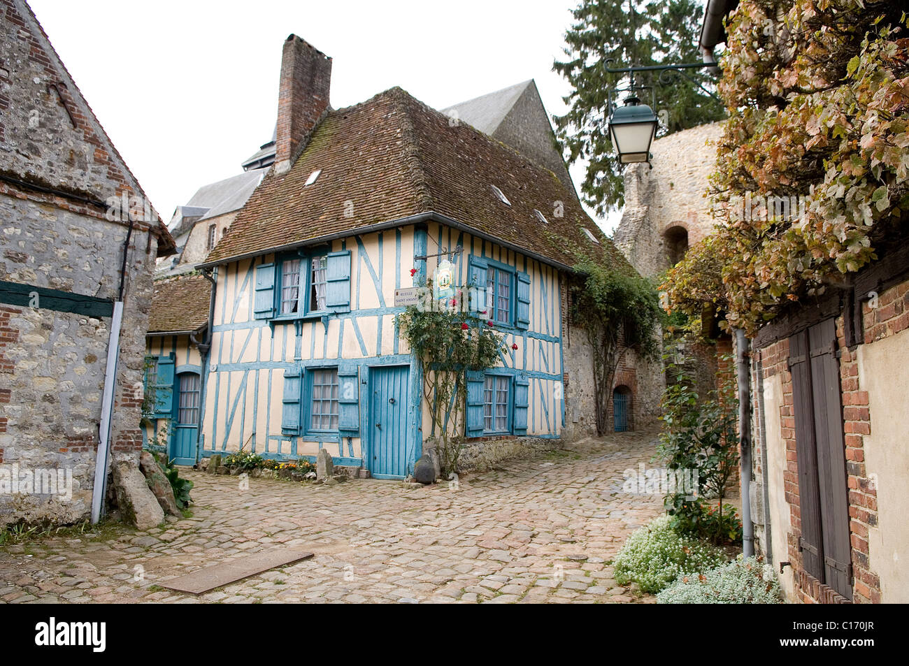 Maison à colombages sur la rue pavée, dans le pittoresque village de Gerberoy Banque D'Images