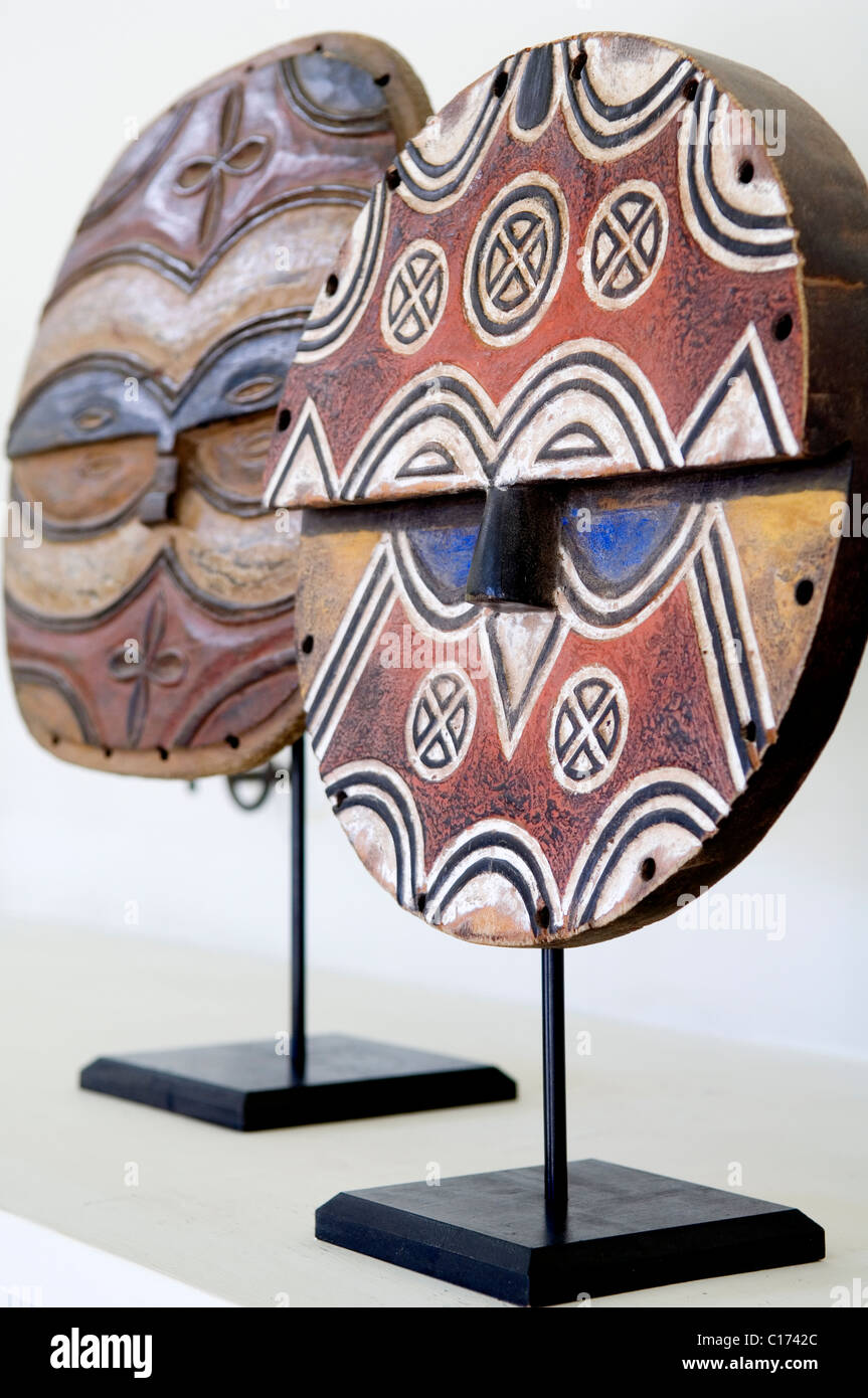 Deux masques africains du Congo Téké sur supports de présentation Banque D'Images