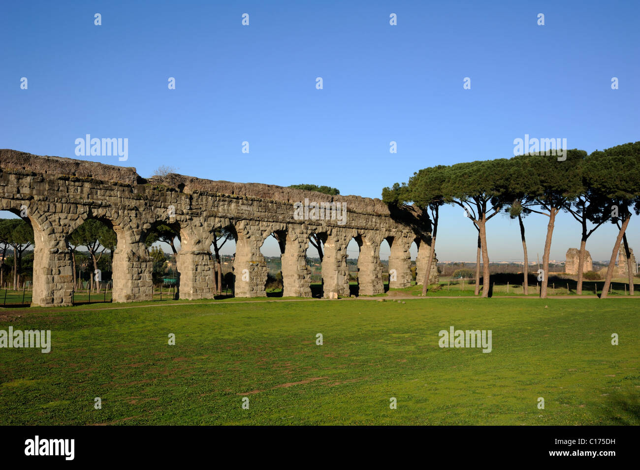 Italie, Rome, ancien aqueduc romain de l'Aqua Claudia dans le Parco degli Acquedotti (parc des aqueducs) Banque D'Images