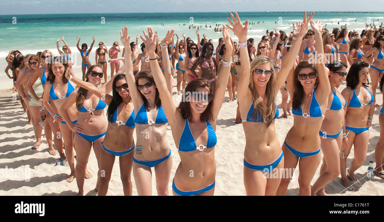 Les modèles de bénévolat à la deuxième édition du Magazine Cosmopolitan  Bikini bash à l'Nikki Beach Club de South Beach Miami Beach Photo Stock -  Alamy