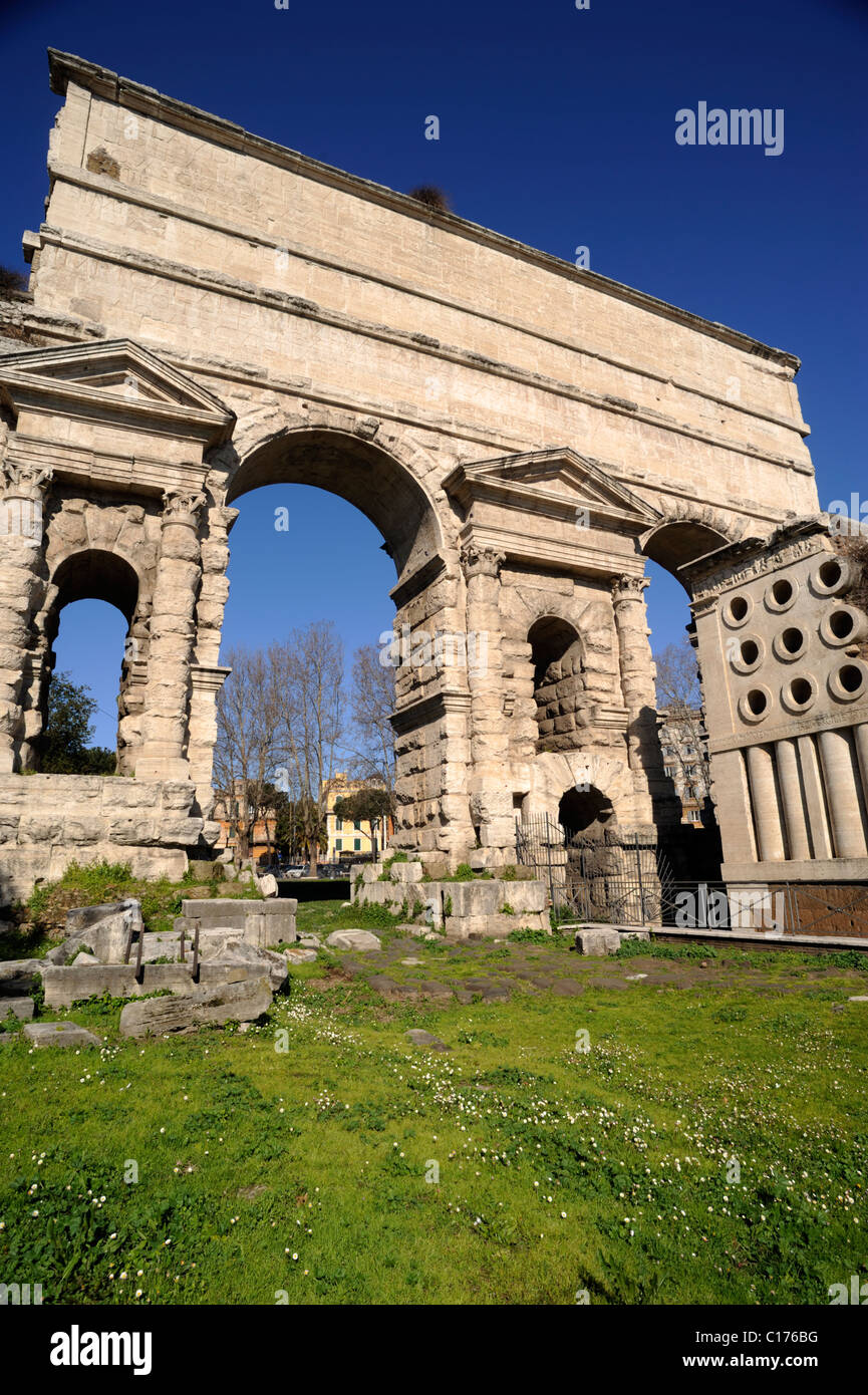 Italie, Rome, Porta Maggiore, ancienne porte romaine et tombe d'Eurysace Banque D'Images