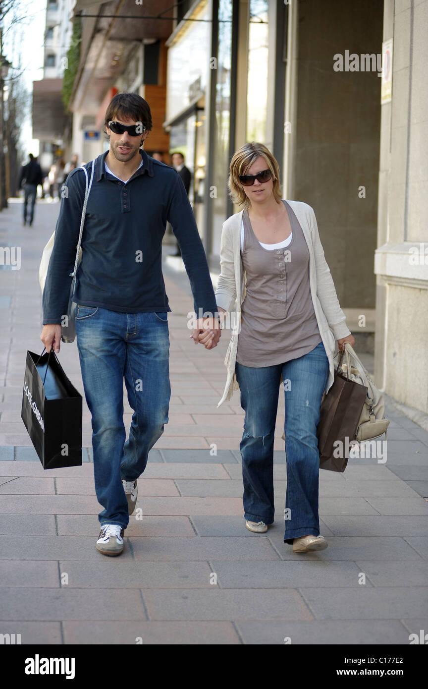 L'attaquant du Real Madrid et Dutch international, Ruud van Nistelrooy passe la journée shopping avec son épouse Leontien Slaats ils Banque D'Images