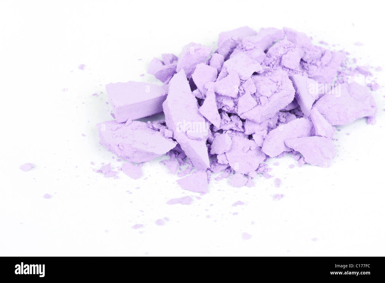 Ombres à paupières violet cassé isolé sur blanc, closeup Banque D'Images