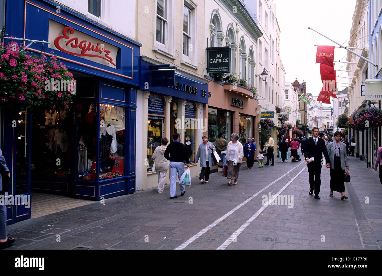 Royaume-uni, Channel Islands, Île de Jersey, de la ville de Saint-Hélier,  King Street est la rue principale de la capitale de l'île Photo Stock -  Alamy