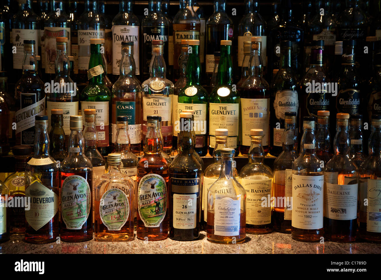 Bouteilles de whisky de malt. Banque D'Images