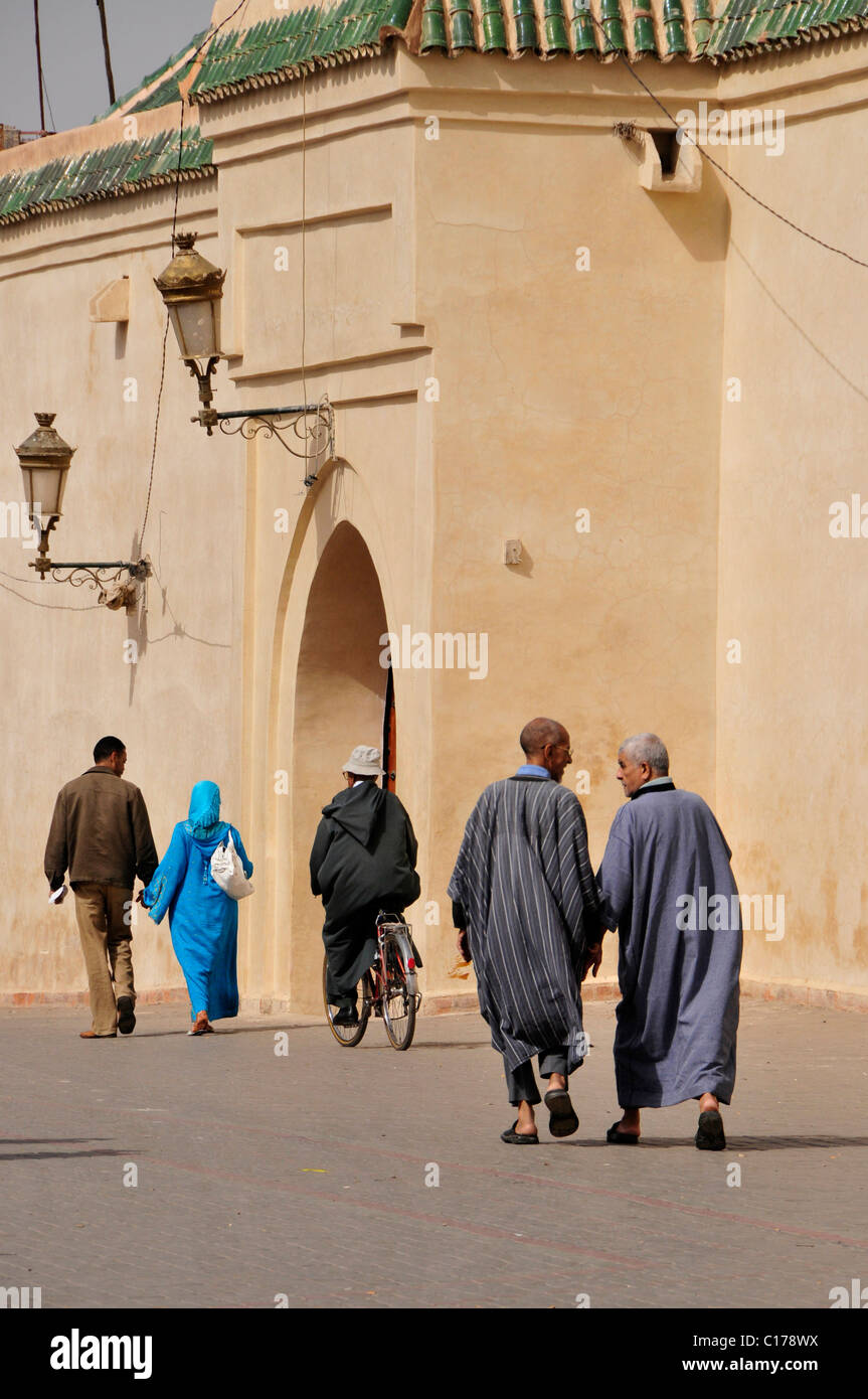 Scène de rue en face de la mosquée Ben Youssef dans la médina de Marrakech, Maroc, Afrique Banque D'Images