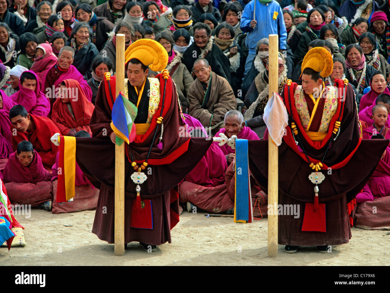 Chine, Tibet oriental, Province de l'Amdo, Labrang, maître de cérémonie,  les moines de la secte des Chapeaux jaune Photo Stock - Alamy