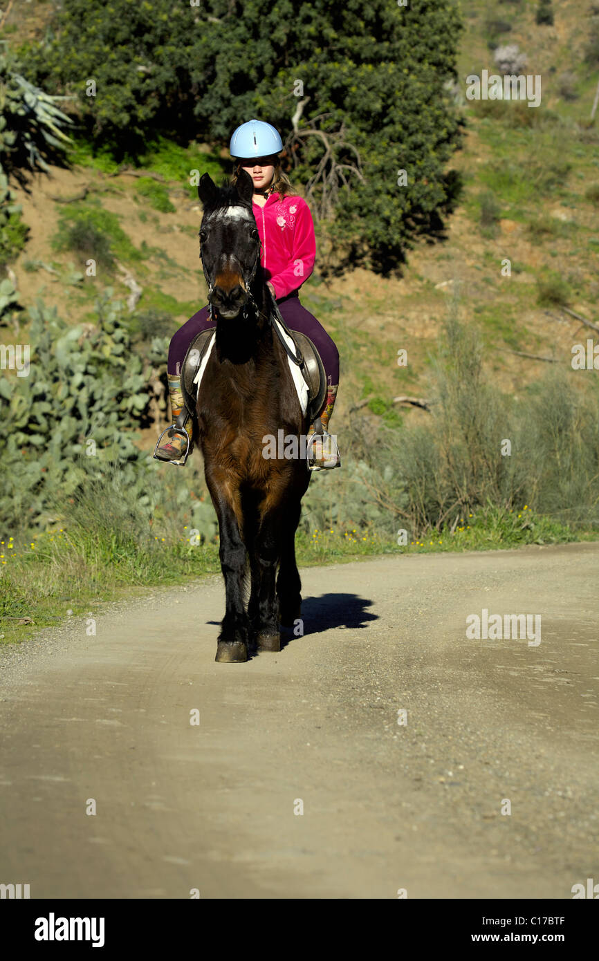 Les jeunes Anglais teenage girl riding son poney dans la campagne espagnole, adolescence, 13, 14, 15, l'année, dernières années, vieux, personne, femme, Banque D'Images