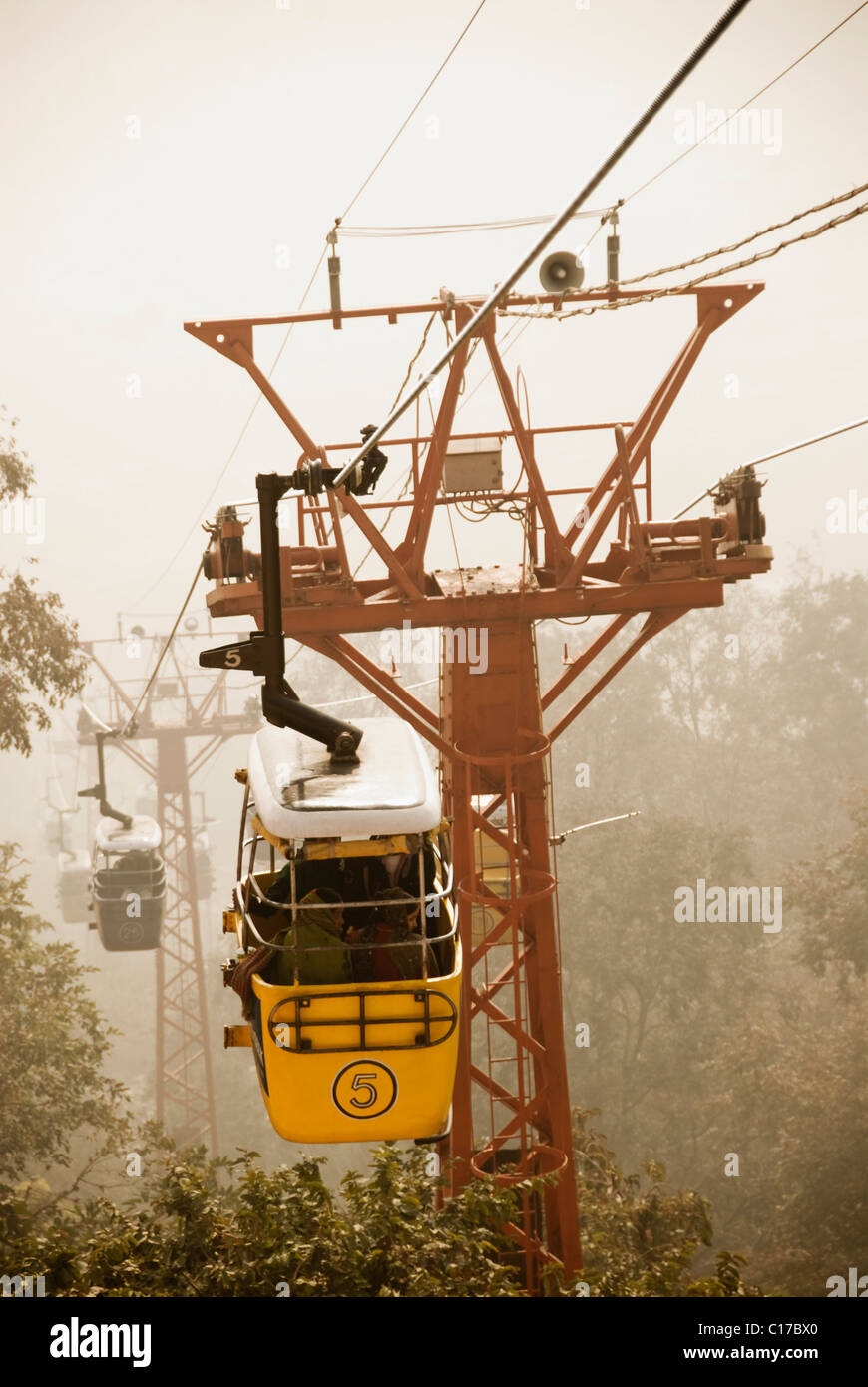 Les touristes dans un passage cable car, Haridwar, Uttarakhand, Inde Banque D'Images