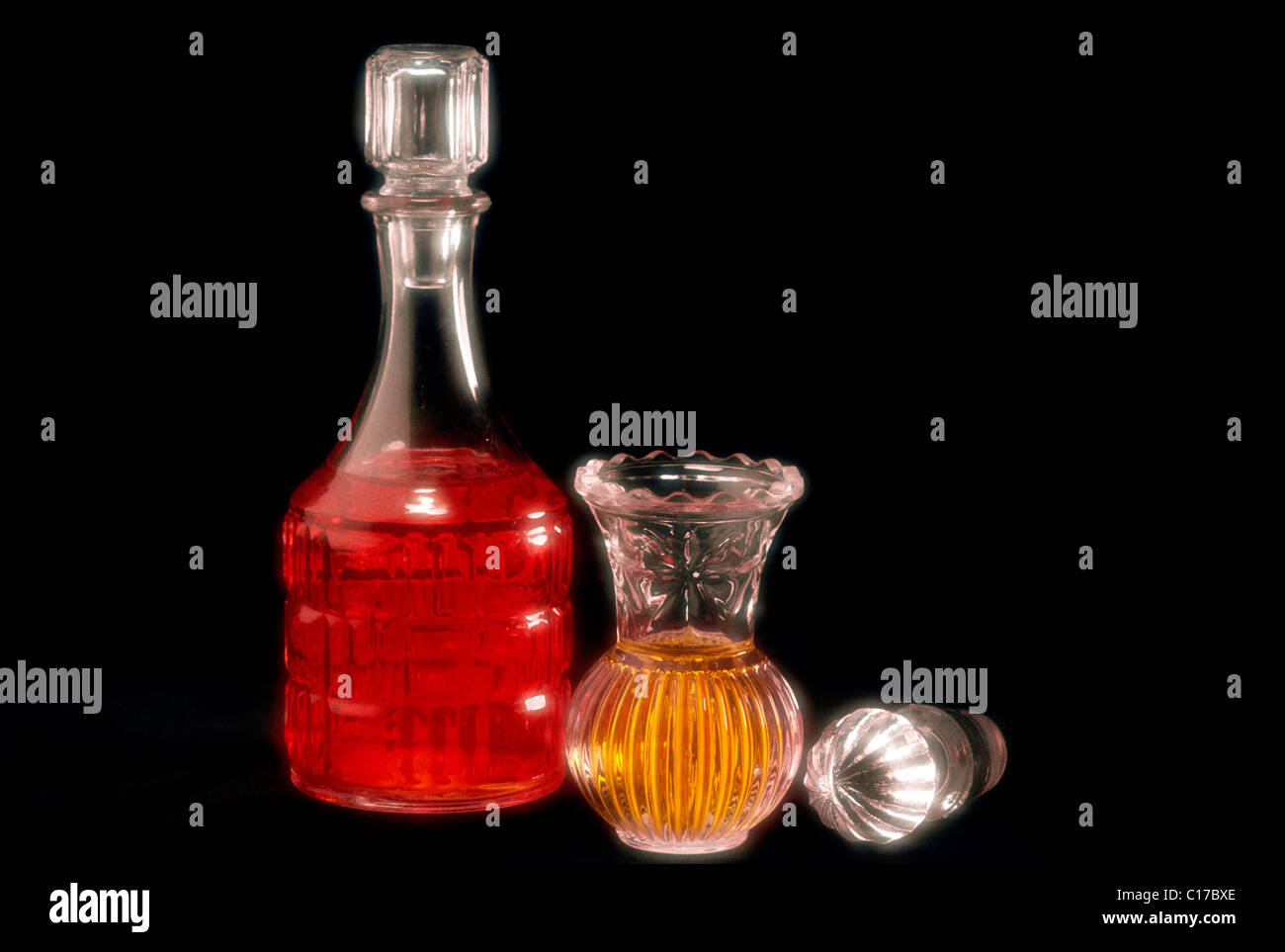 DJD-61260 : flacons de parfum sur fond noir Banque D'Images