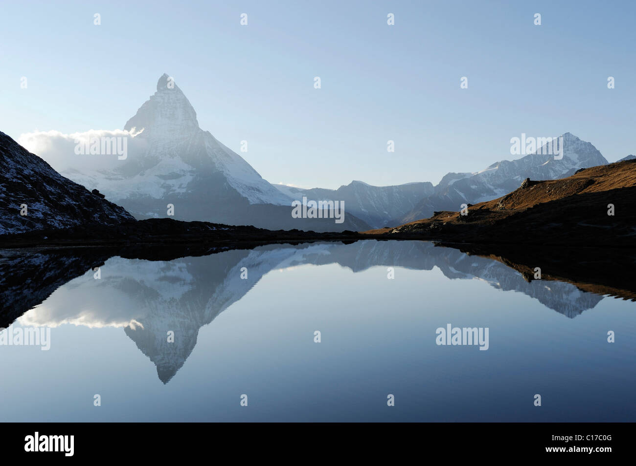Matterhorn en miroir sur le lac Riffelsee Riffel,, Zermatt, Valais, Suisse, Europe Banque D'Images