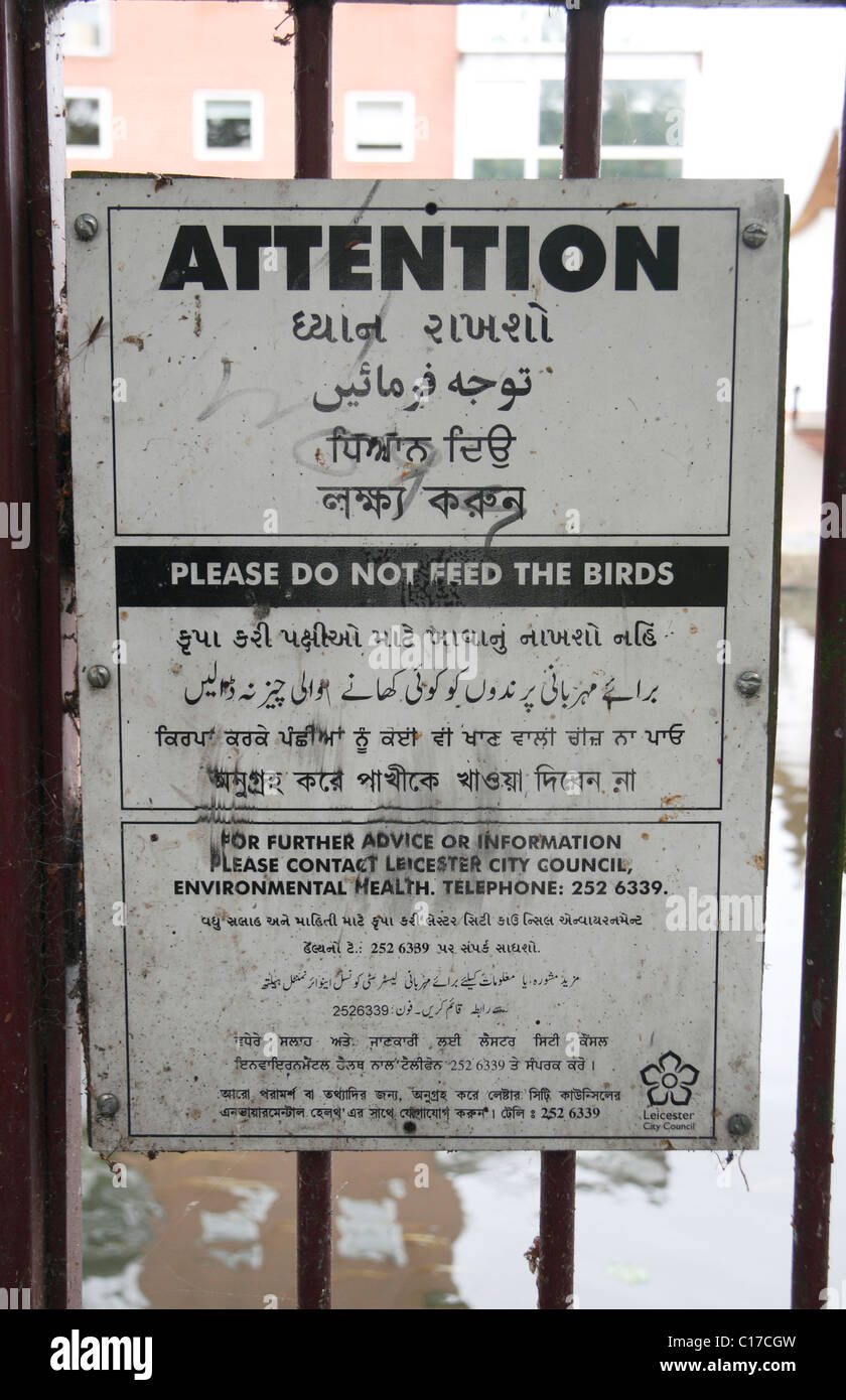 Multi lingual avis informant les gens de ne pas nourrir les oiseaux" à Leicester, Leicestershire, Angleterre. Banque D'Images