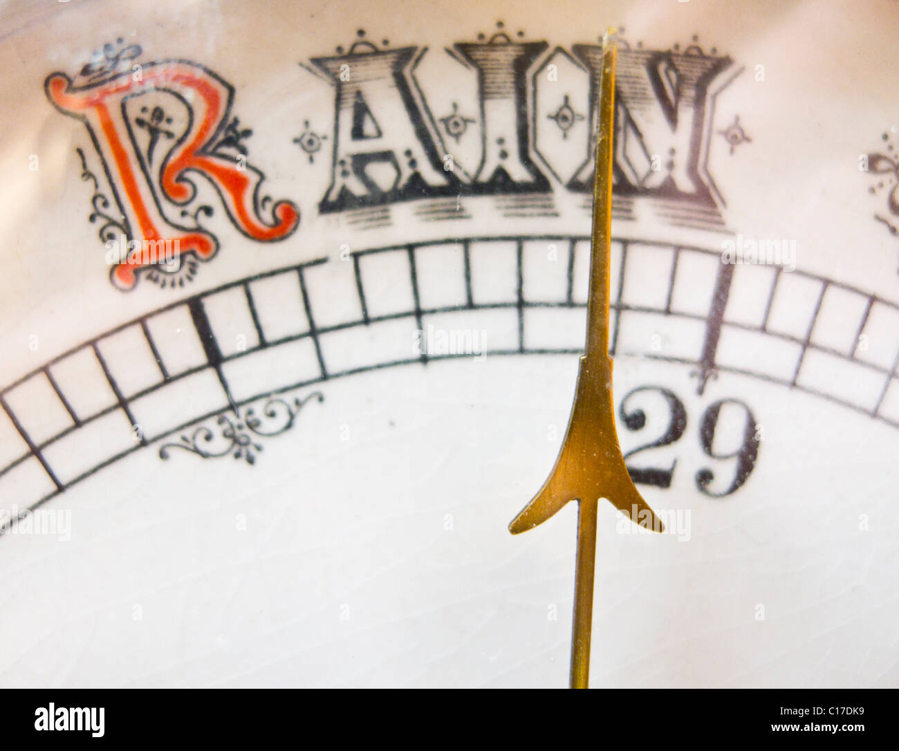 Baromètre anéroïde de l'indicateur montrant la pluie. Banque D'Images