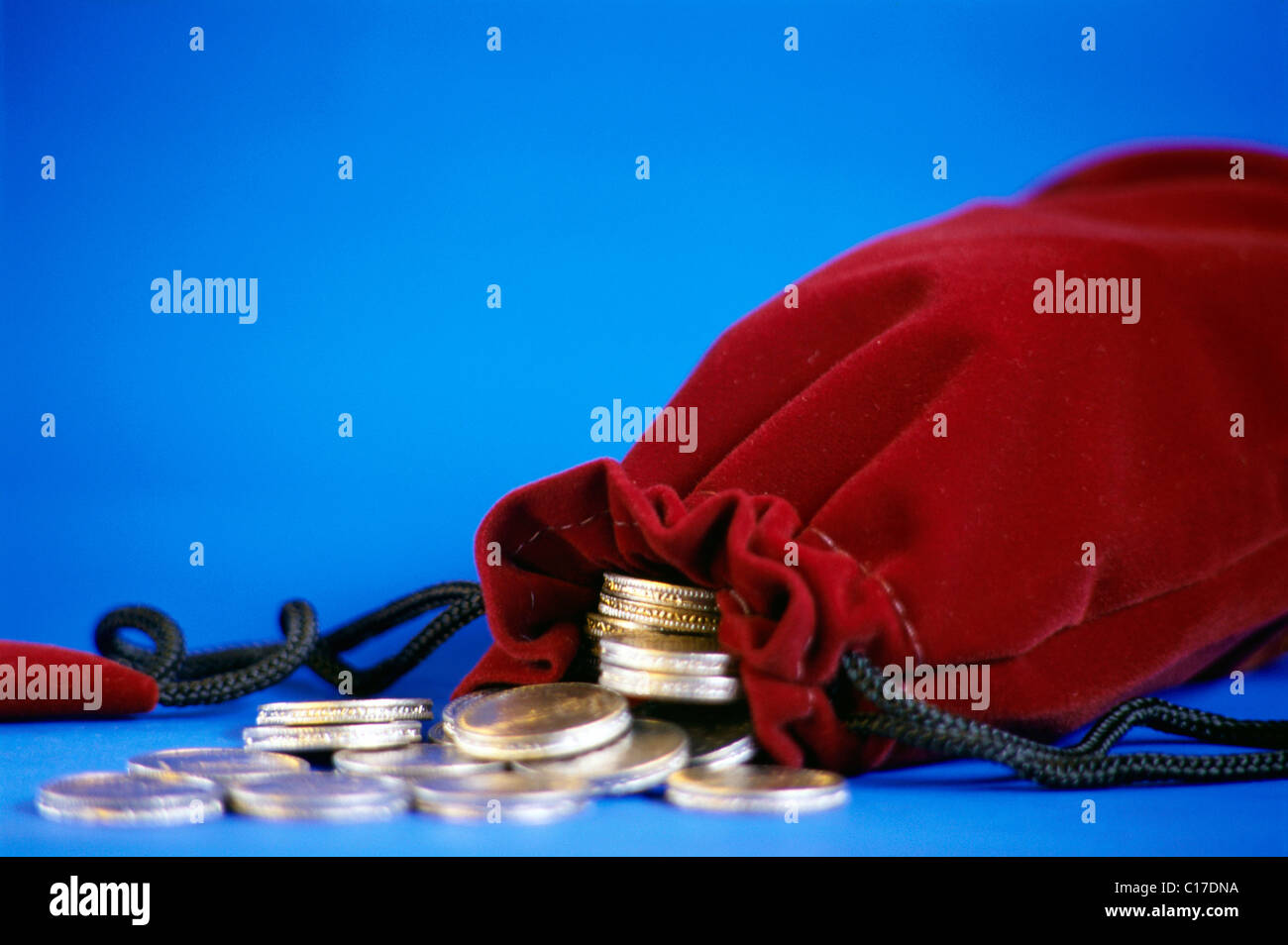 Concept : NVM-61776 ; pièces et sac sur fond bleu Banque D'Images