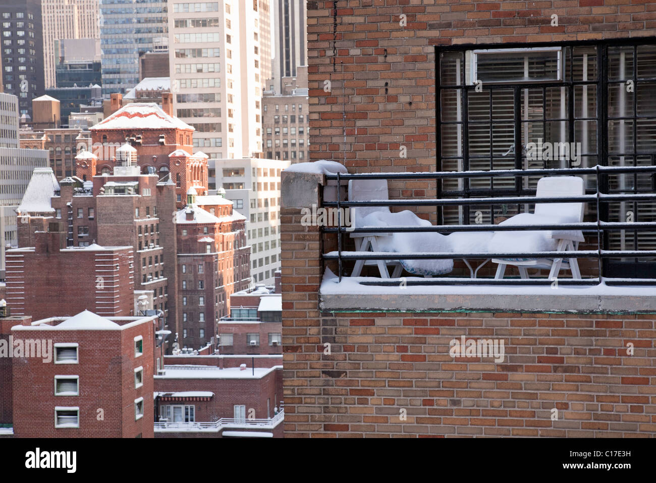 Appartement Chambre balcon couvert de neige, Midtown, NEW YORK Banque D'Images